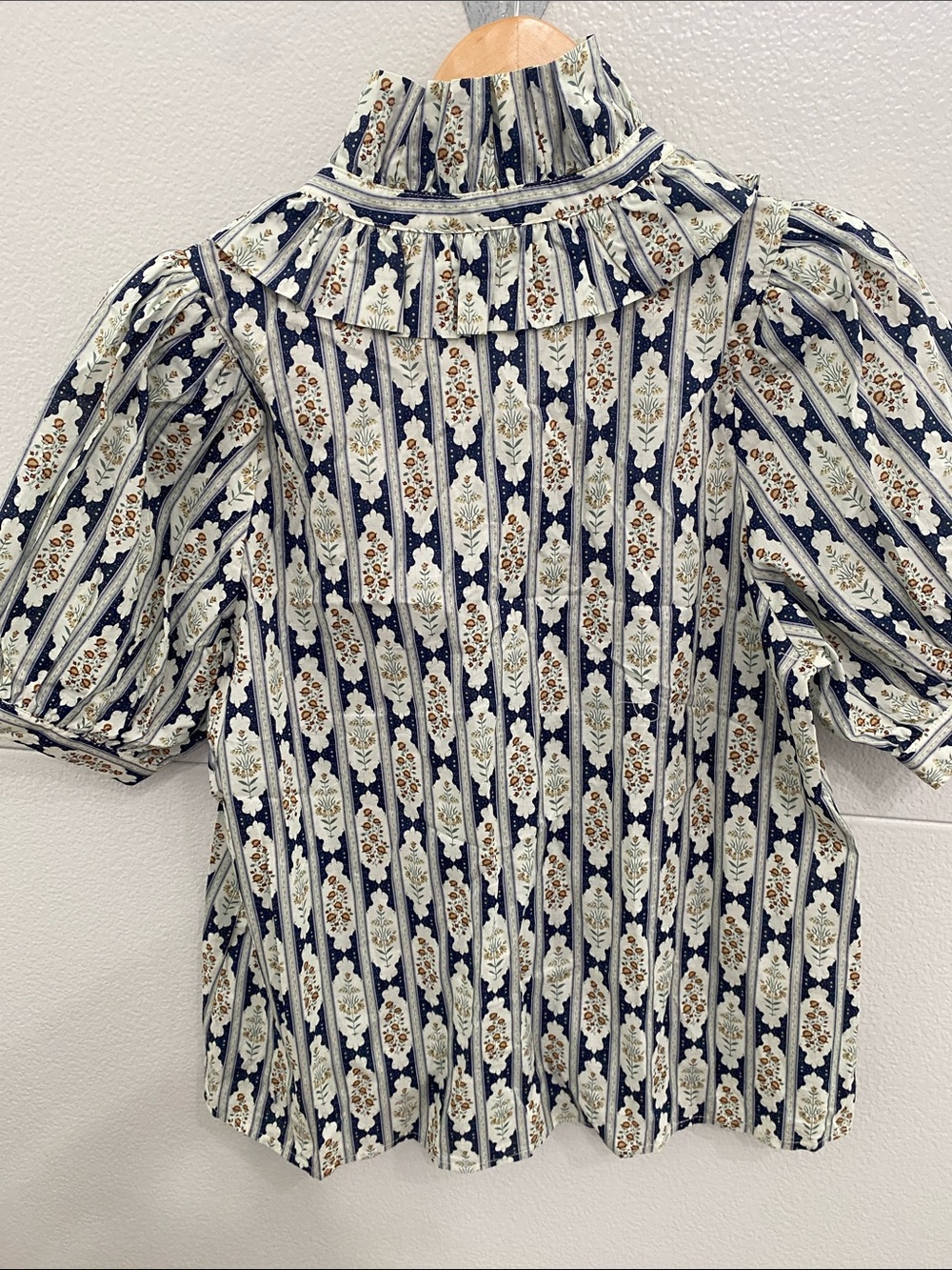 entro Navy and Cream Floral Stripe Puff Sleeve Blouse - Picture 4 of 4